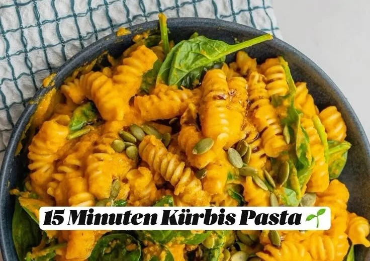 Vegane Kürbis Pasta in 15 Minuten zubereitet, cremiges und gesundes Rezept.