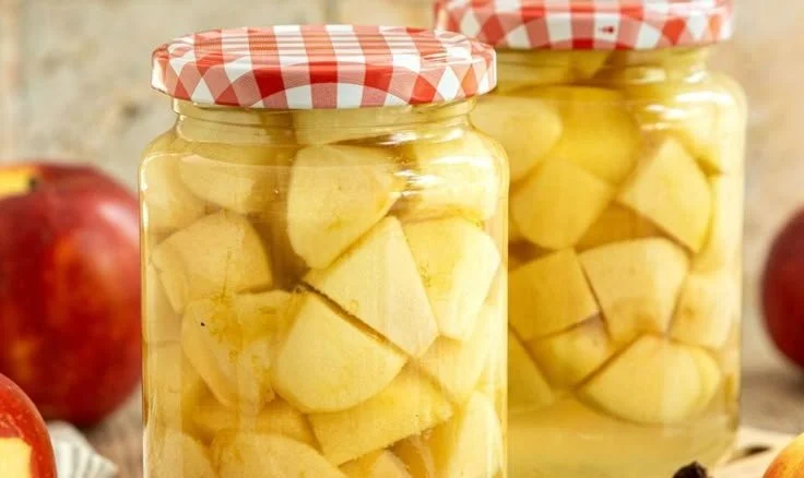 Eingelegte Äpfel in Gläsern, bereit zum Einkochen.