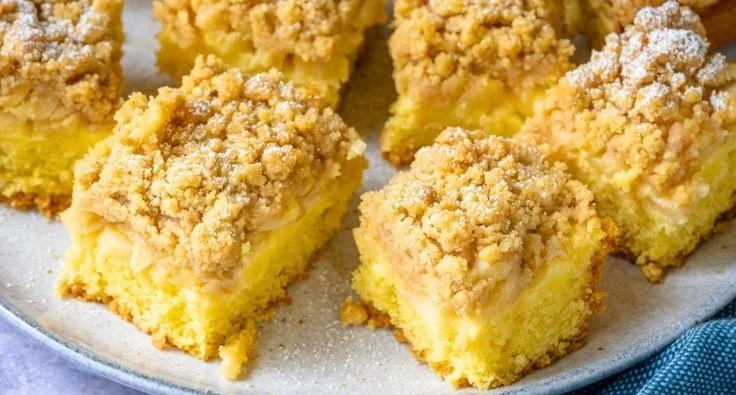 Saftiger Apfel Pudding Streuselkuchen mit Streuseln und frischen Äpfeln