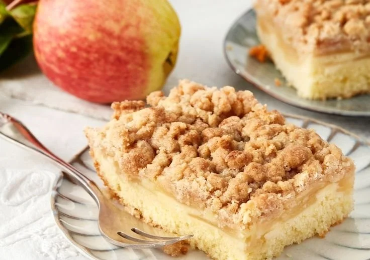 Apfel Streusel Kuchen vom Blech mit Zimt auf einem Teller serviert