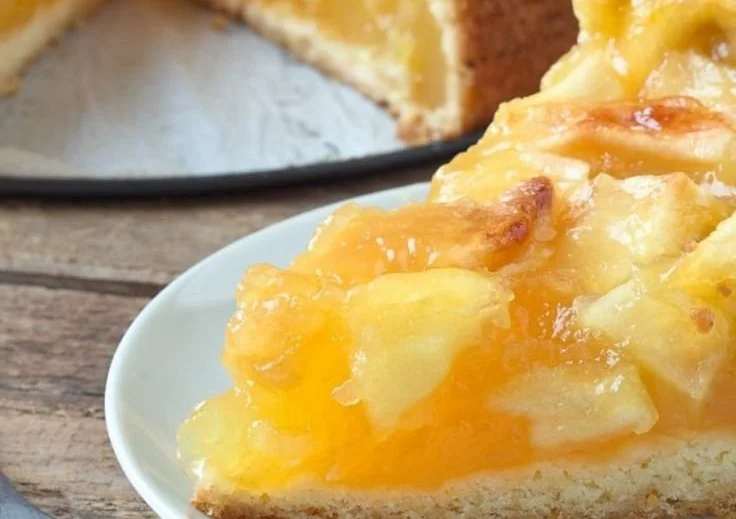 Delizierter Apfel-Wein-Kuchen auf einem Teller, perfekt für jede Feier.