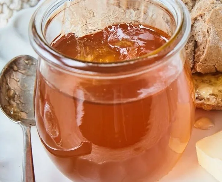 Hausgemachtes Apfelgelee aus frischen Äpfeln in einem Glas