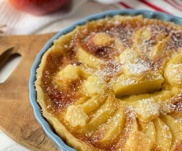 Apfeltarte mit Blätterteig, frisch gebacken und mit Äpfeln belegt.