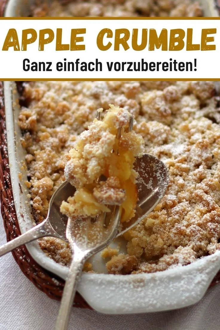 Leckeres Apple-Crumble serviert in einer Backform mit Zimt und Äpfeln.