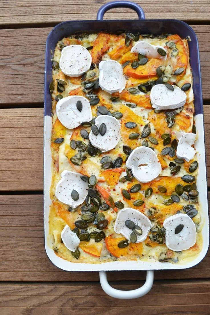 Aromatische Kürbislasagne mit Ziegenkäse und Zucchini, serviert im Ofen.