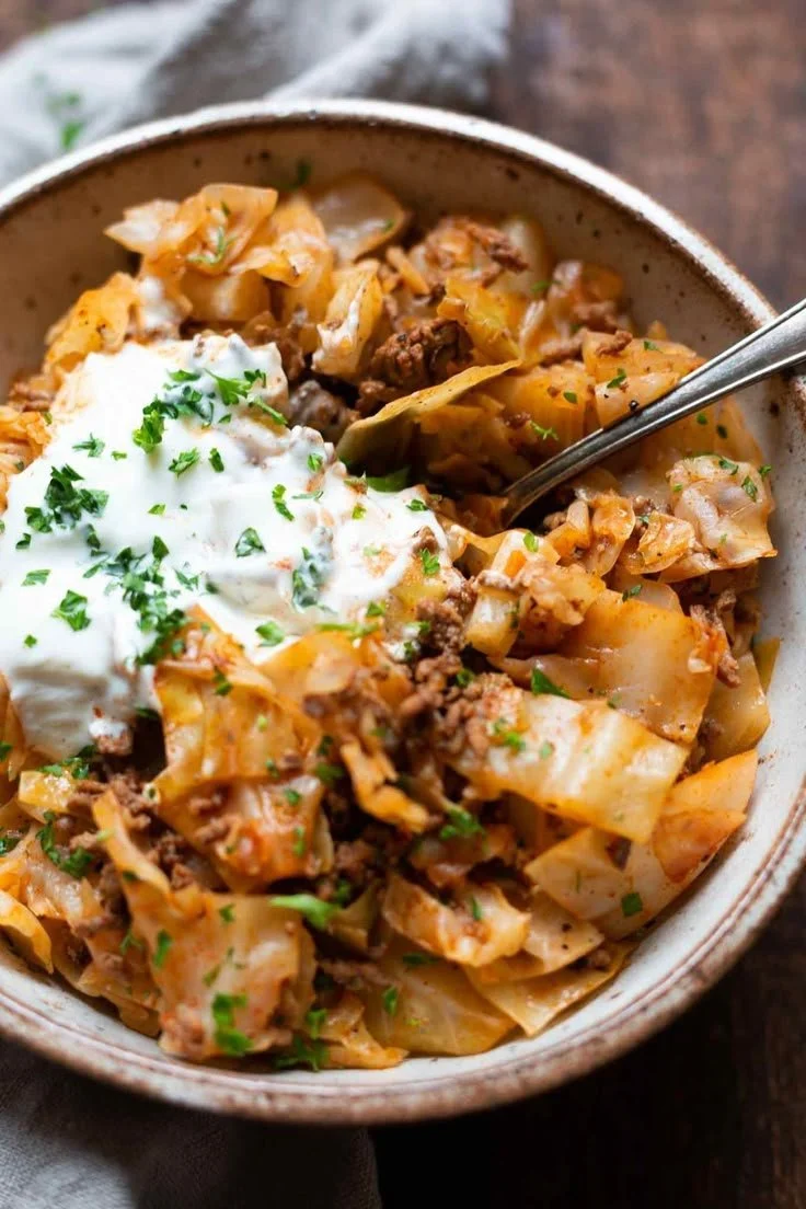 Spitzkohl-Hackfleisch-Pfanne mit Rindfleisch und frischem Gemüse