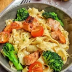cremige pasta mit lachs brokkoli und tomaten ein 2026 07 21 151700 683x1024 1
