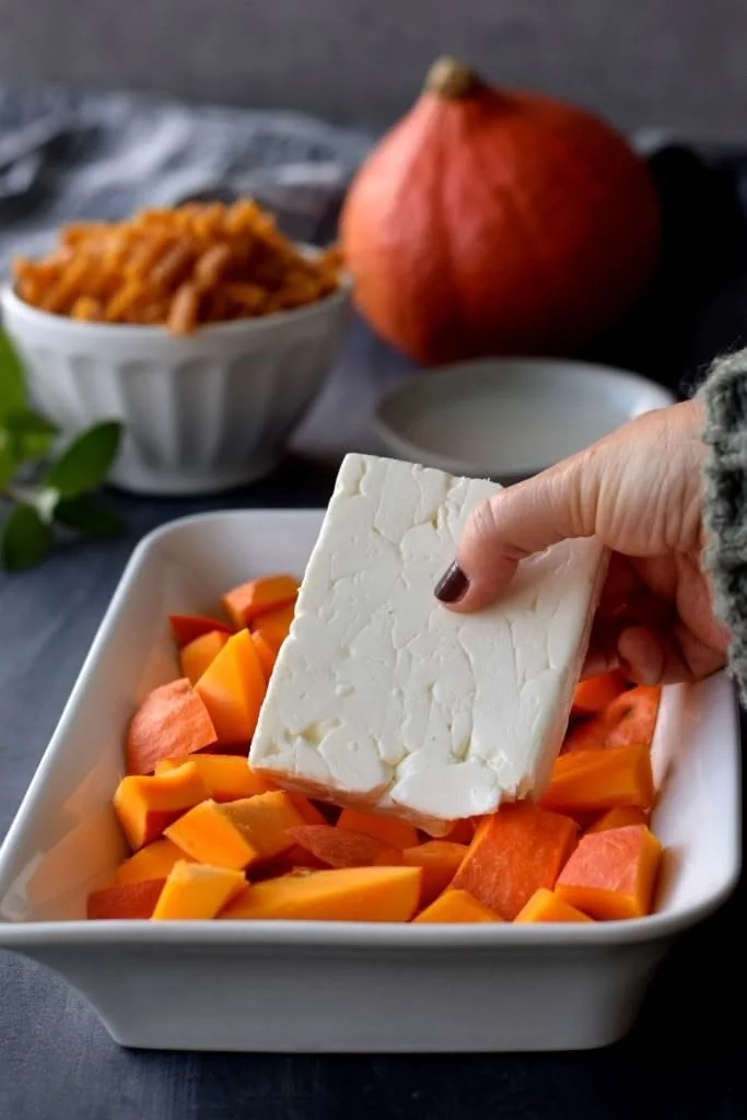 Herbstliche Baked Feta Pasta mit Kürbis, ein köstliches Soulfood-Gericht