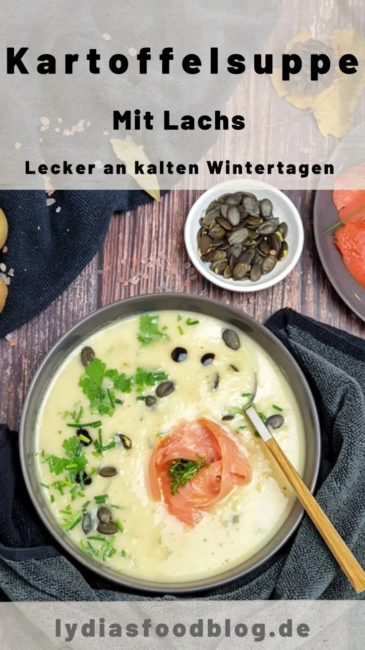 Eine Schüssel festliche Kartoffelsuppe, einfach zubereitet, dekoriert mit frischen Kräutern.