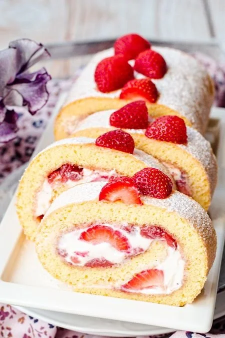 Erdbeer-Biskuitrolle mit Mascarpone auf einem Teller