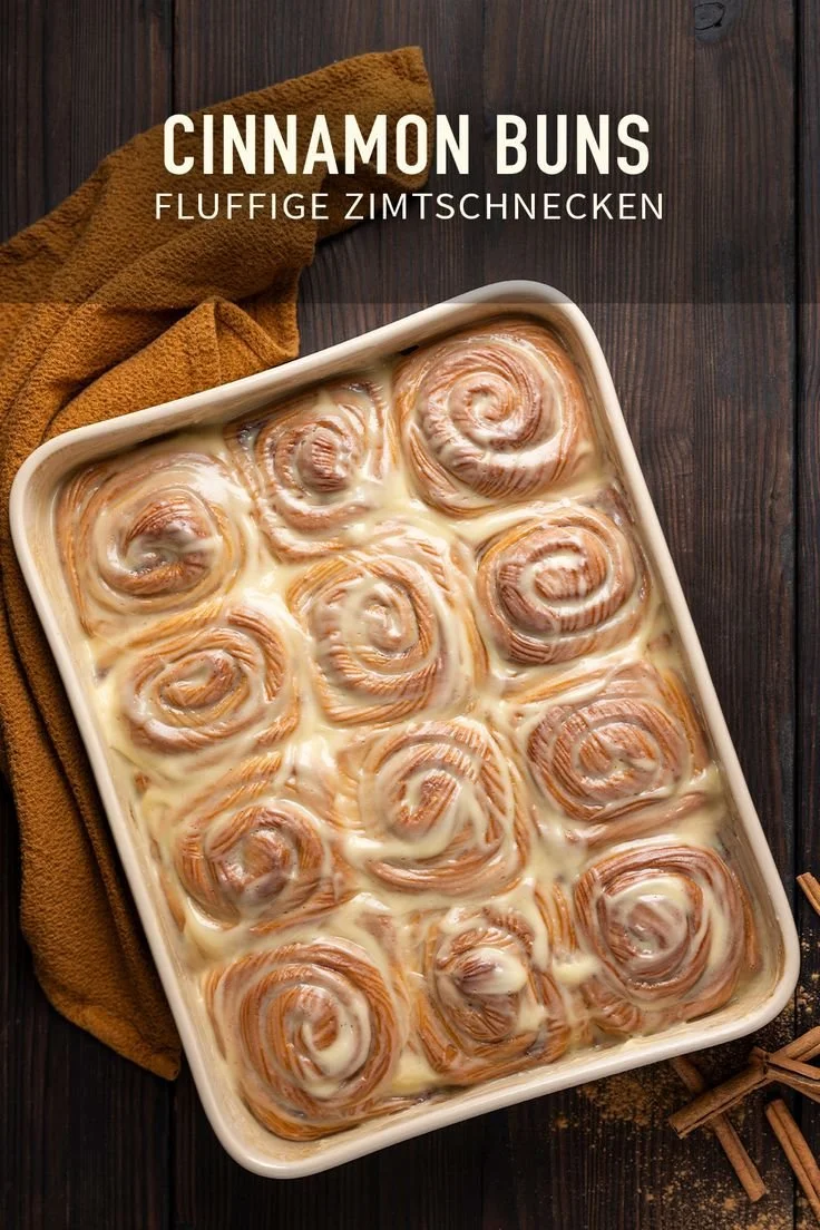 Extra fluffige Zimtschnecken frisch aus dem Ofen, dekoriert mit Zuckerguss