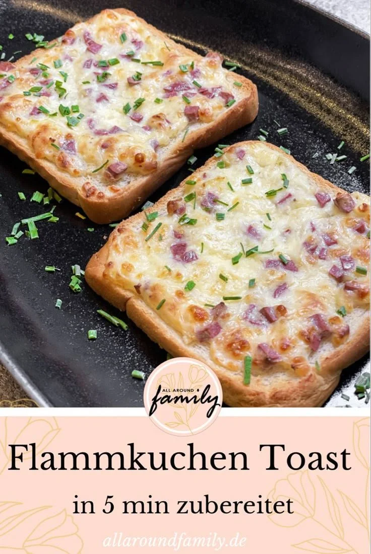 Flammkuchen Toast mit frischen Zutaten auf einem Holzbrett