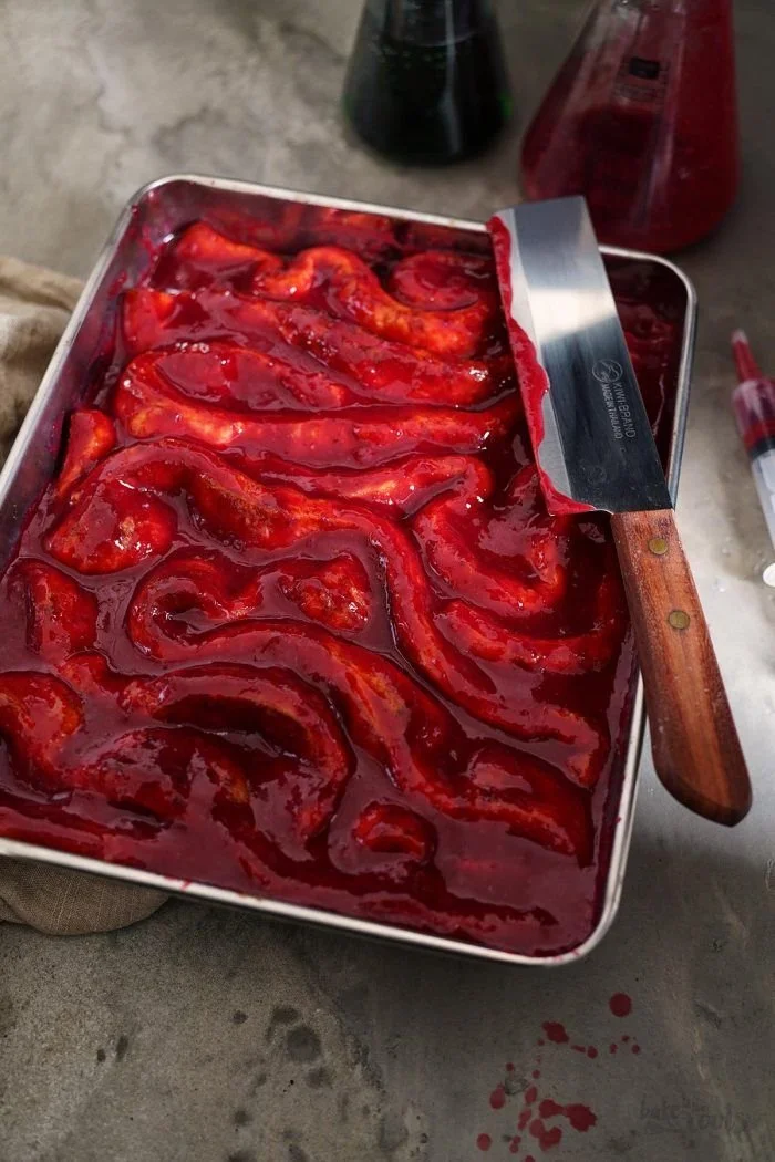 Halloween Cinnamon Rolls mit blutigen Eingeweiden von Bake to the roots