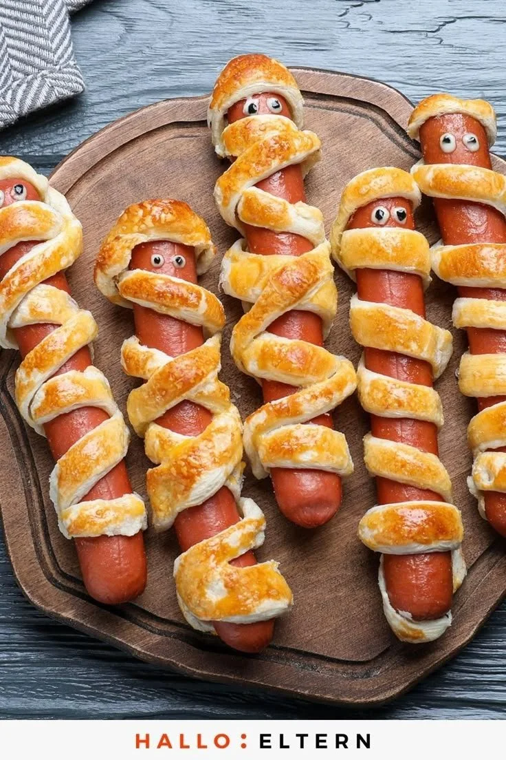 Herzhaftes Fingerfood für Halloween-Essen auf festlichem Tisch