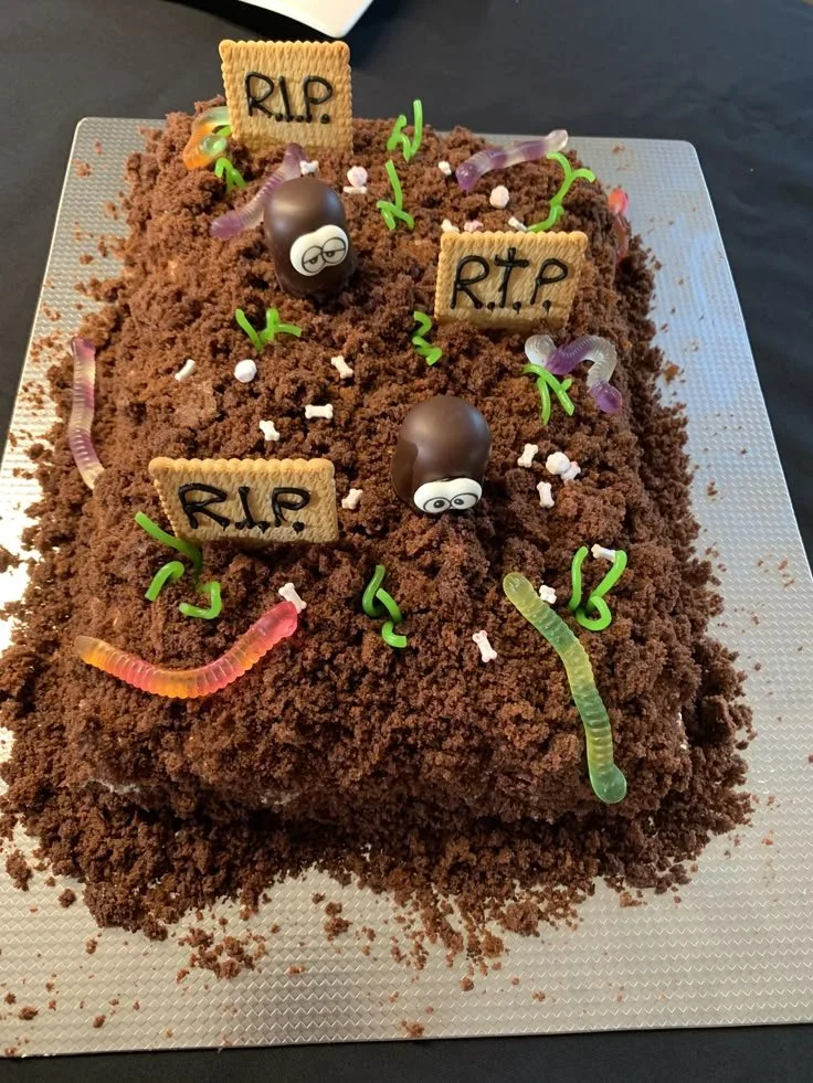 Gruseliger Halloween Friedhof Kuchen mit Dekoration für Halloween