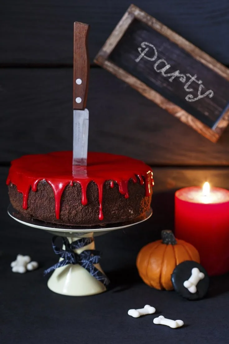 Schaurig schöner Halloween-Kuchen mit Dekorationen für die gruselige Halloween-Feier