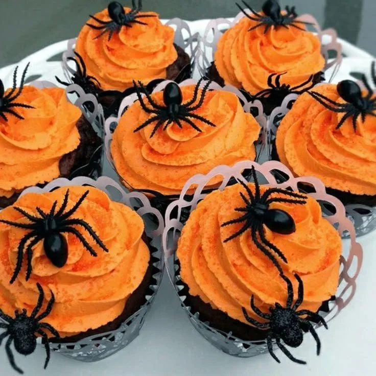 Halloween Muffins mit Sahnecreme und Himbeersoβe, ideal für die Halloween-Feier