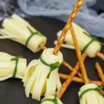 halloween snack hexenbesen mit kase und salzstange 2026 07 21 151714 683x1024 1