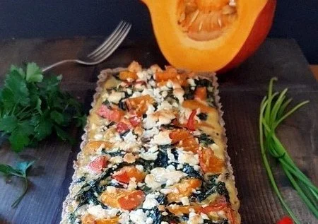 Herbstliche Kürbis Quiche mit Spinat frisch aus dem Ofen