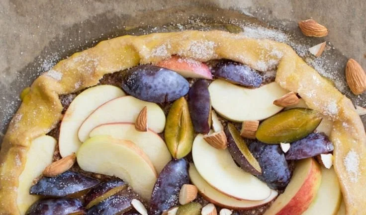 Tarte mit Äpfeln und Zwetschgen auf zimtiger Mandelcreme, herbstliches Rezept