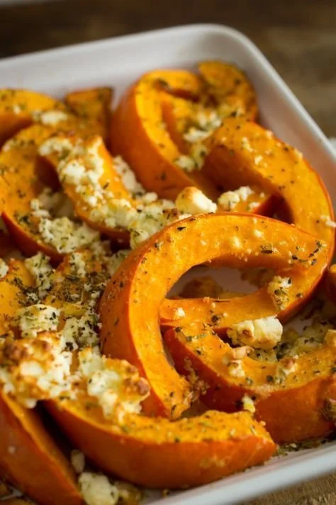 Kürbis mit Schafskäse aus dem Ofen – herbstliches Rezept auf LieberBacken.