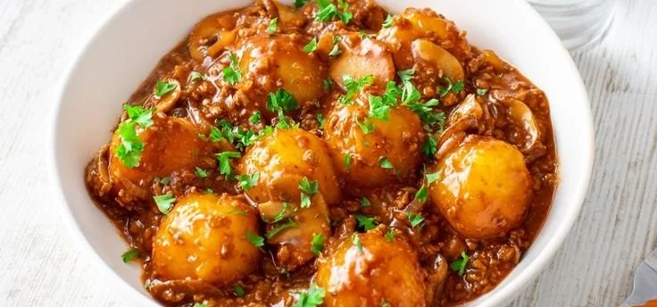 Herzhafte Mini-Knödel Pfanne mit veganem Hackfleisch, Pilzen und Zwiebeln