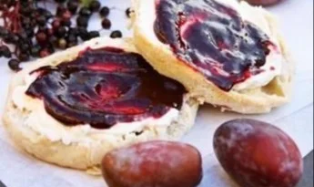 Holunderbeeren-Zwetschgen-Mus mit Rum in einem Glas angerichtet
