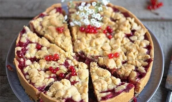 Leckere Johannisbeer-Streuselkuchen mit Streuseln auf einem Tisch