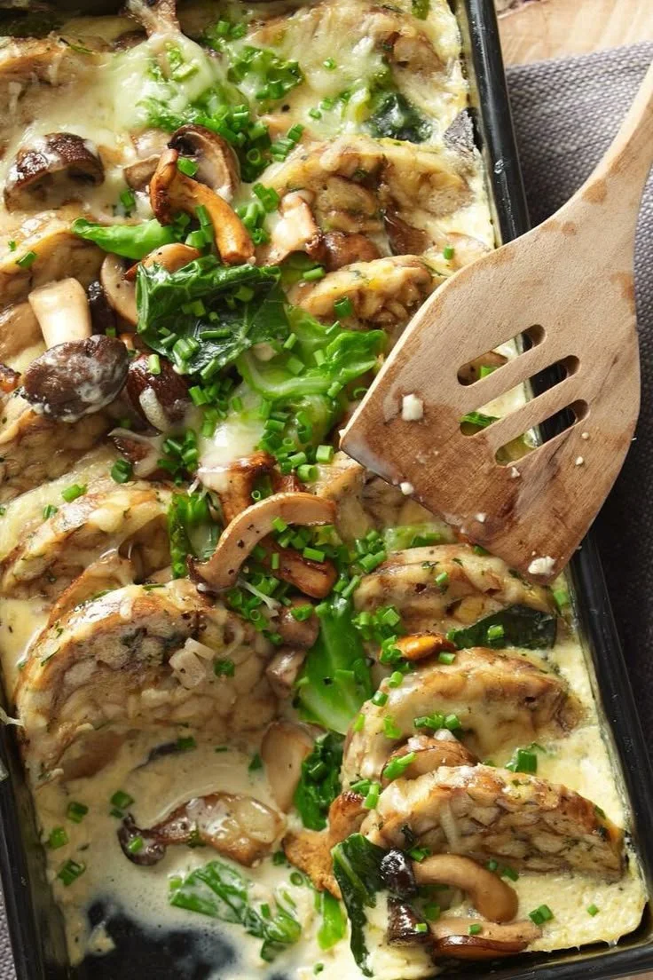 Knödelgratin mit Spitzkohl auf einem Teller serviert
