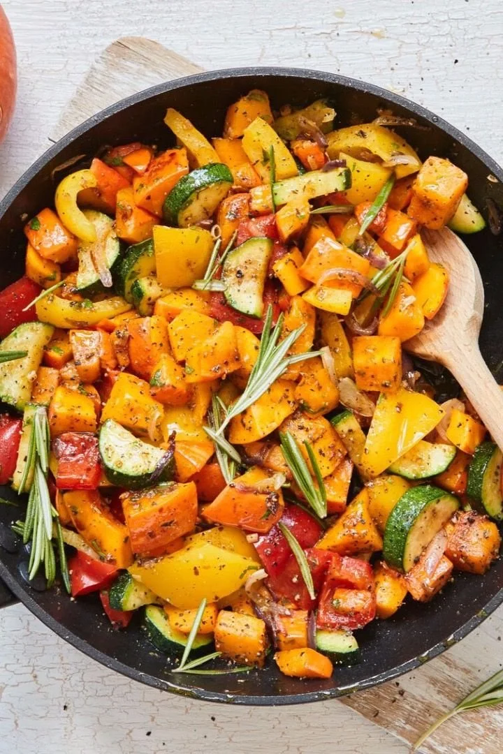 Bunte Kürbis-Gemüse-Pfanne mit frischem Gemüse und Gewürzen