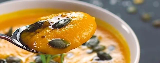 Schüssel mit Kürbis-Möhren-Suppe - gesundes Rezept von BODY KITCHEN