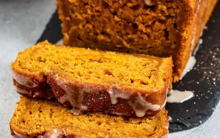 Kürbiskuchen mit Zimtglasur auf einem Tisch serviert
