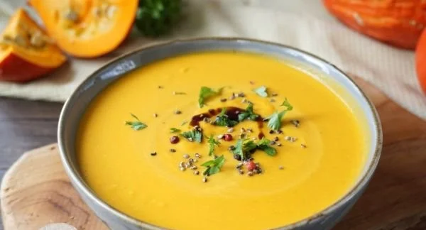 Kürbissuppe mit Kokosmilch und Ingwer in einer Schüssel serviert