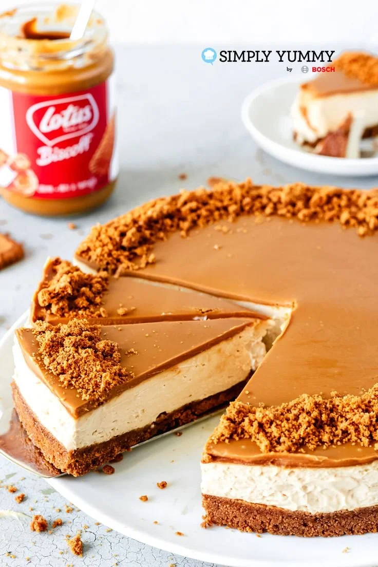 Lotus Cheesecake ohne Backen auf einem Teller serviert