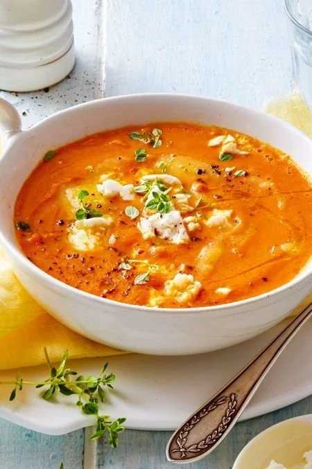 Möhren-Mango-Suppe Sommerliebe in einer Schüssel angerichtet
