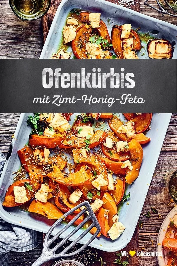Ofenkürbis mit Zimt, Honig und Feta auf einem Teller serviert.