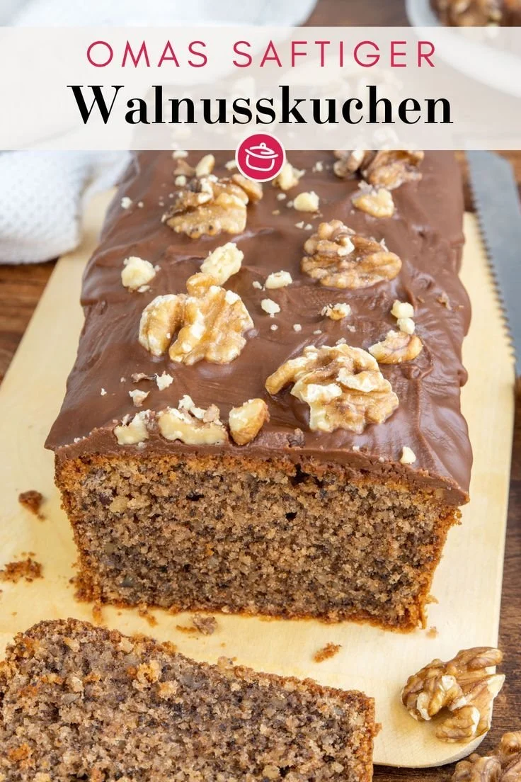 Saftiger Walnusskuchen nach Omas Rezept auf einem Teller serviert.