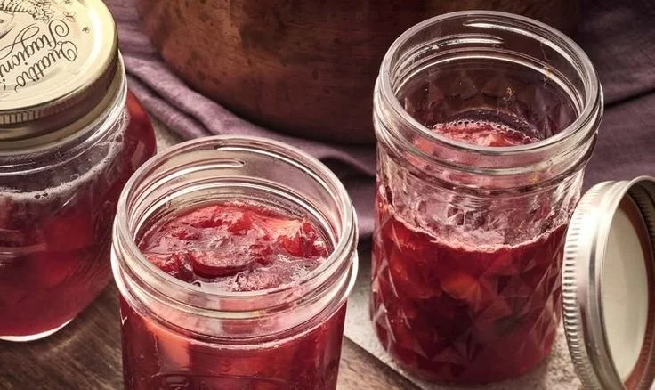 Schüssel mit hausgemachter Pflaumenmarmelade und Gelierzucker