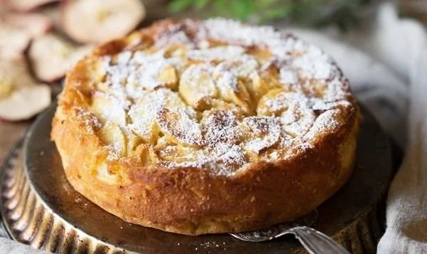 Französischer Apfelkuchen - Gateaux invisible aux pommes, köstliches Dessert mit Äpfeln