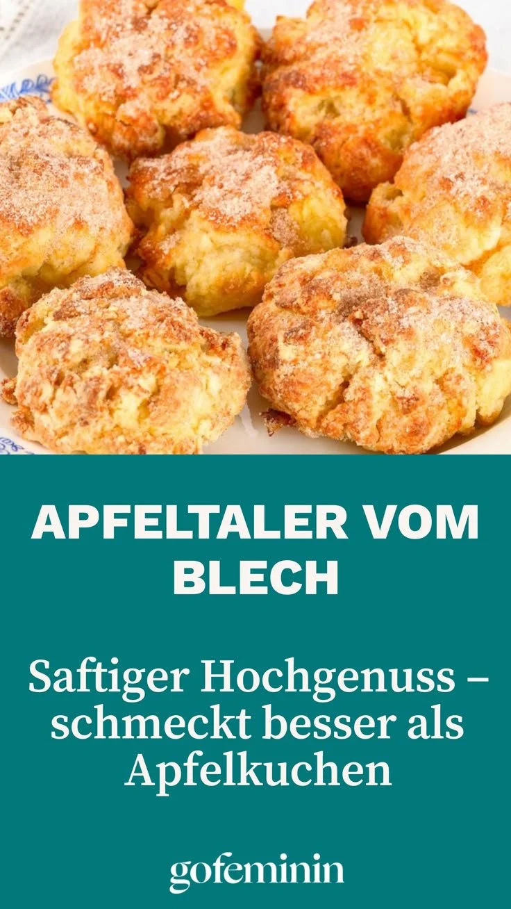 Frische Apfeltaler vom Blech auf einem eleganten Teller angerichtet