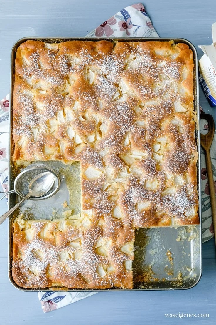 Ruck Zuck Apfelkuchen vom Blech auf einem Teller serviert