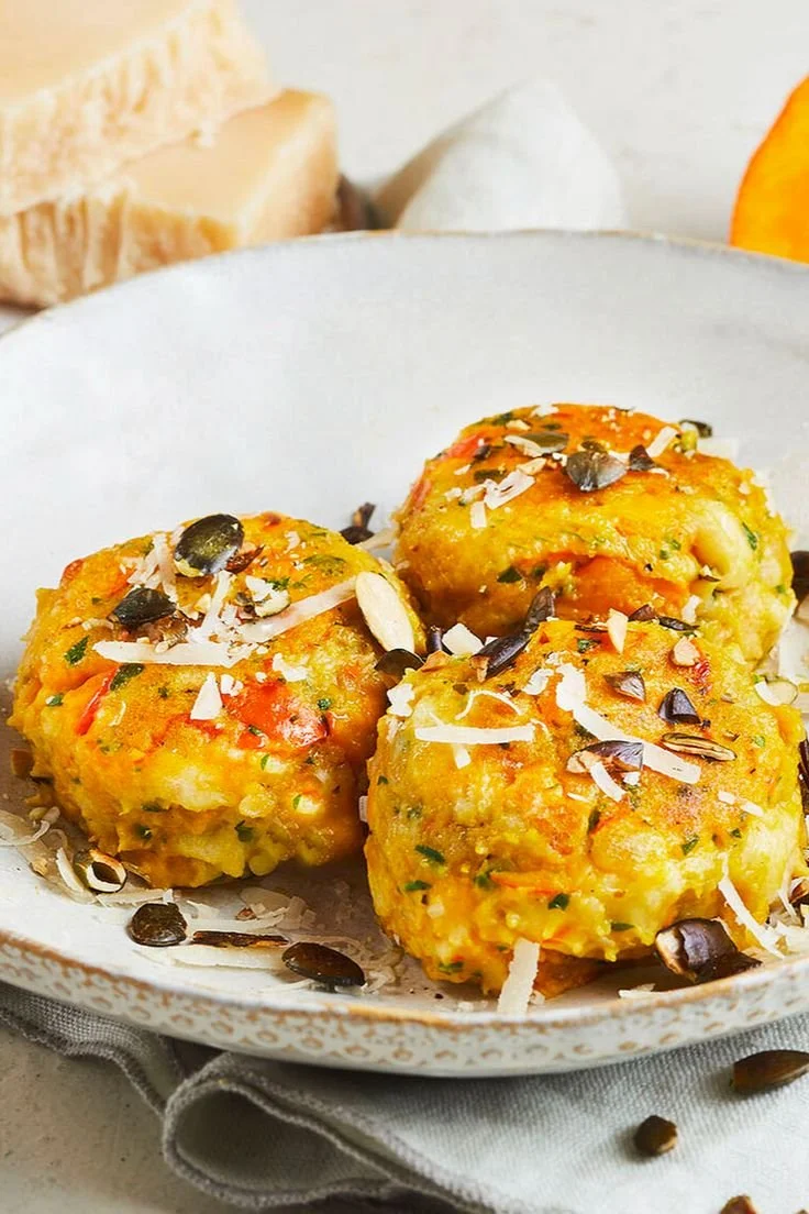 Leckere Kürbisknödel auf einem Teller, perfekt für Herbstgerichte.