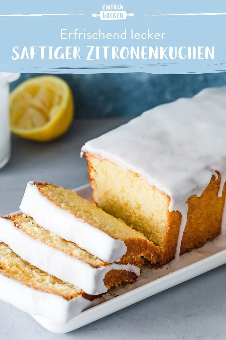 Saftiger Zitronenkuchen auf einem Teller, dekoriert mit Zitronenscheiben
