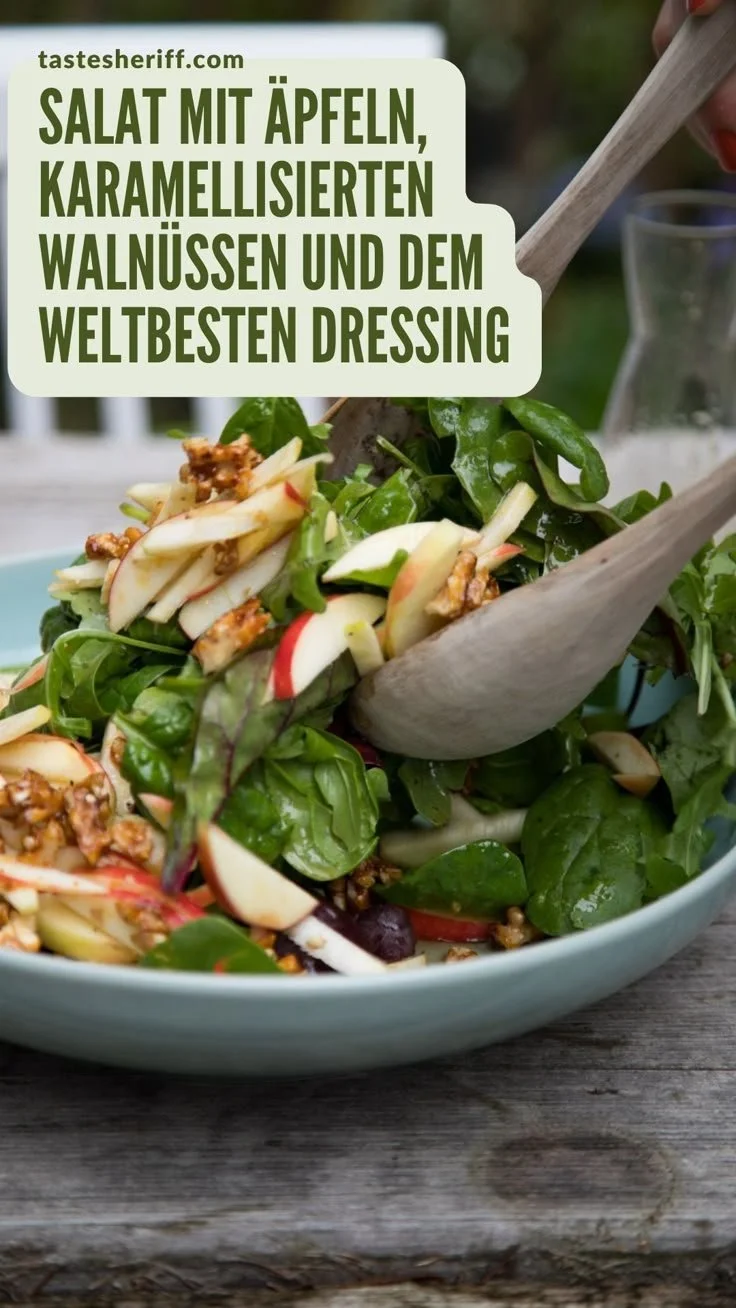Salat mit Apfel und karamellisierten Walnüssen in einer Schüssel