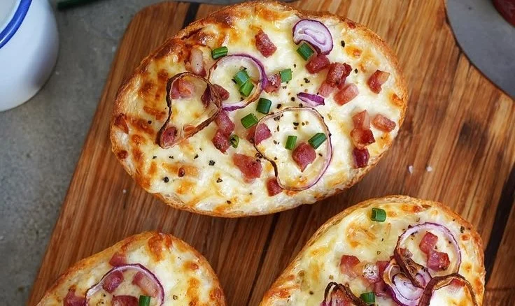 Flammkuchen Brötchen frisch aus dem AirFryer, knusprig und lecker