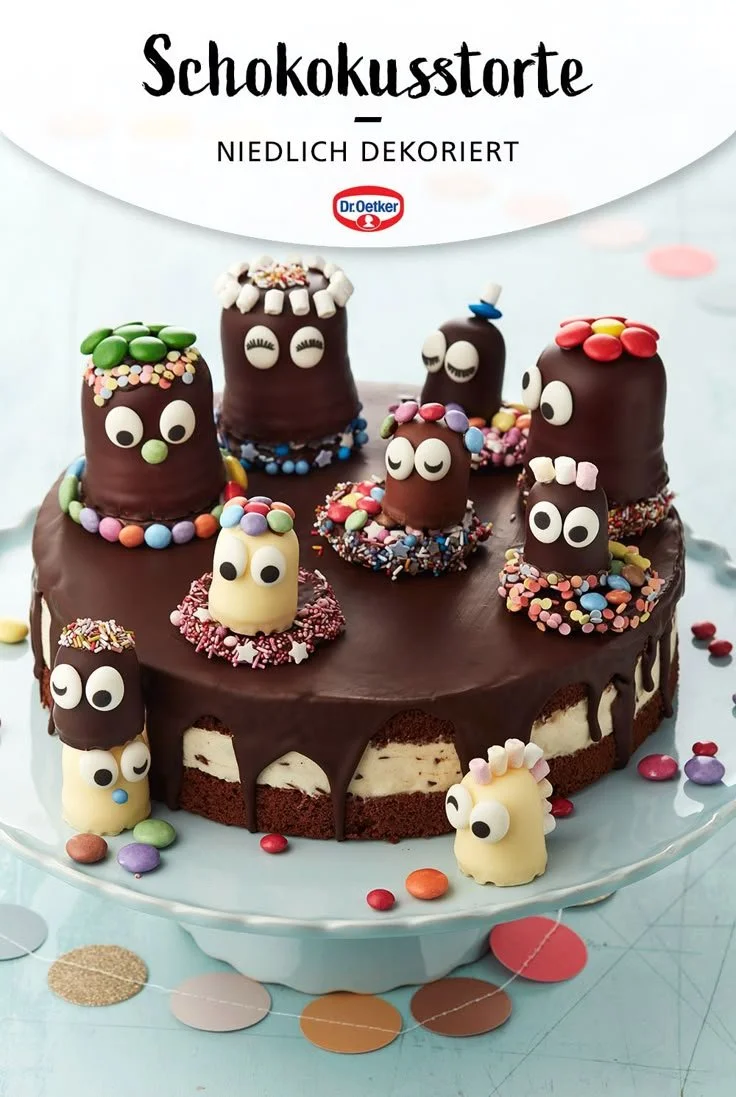 Schokokusstorte mit Schokoladenüberzug und Sahne dekoriere