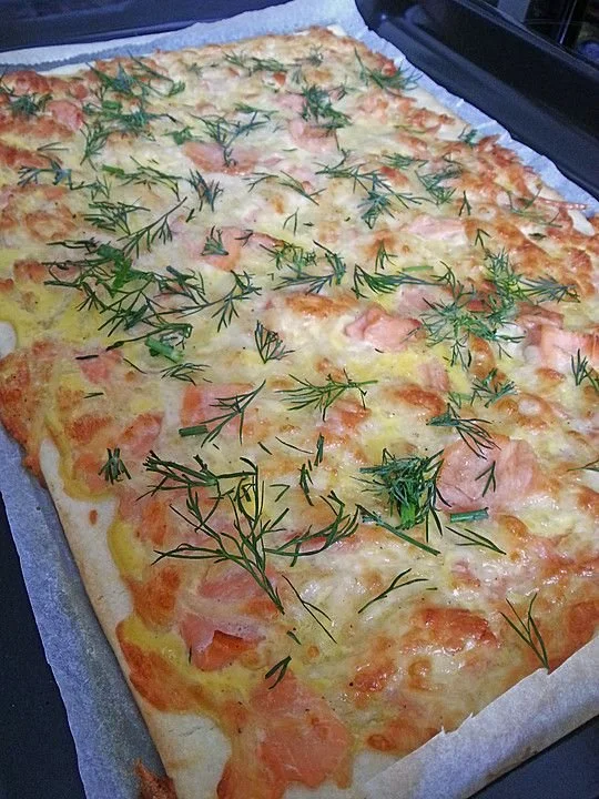 Schwedenpizza mit Schwedischem Lachskuchen von Viniferia, köstlich und frisch.