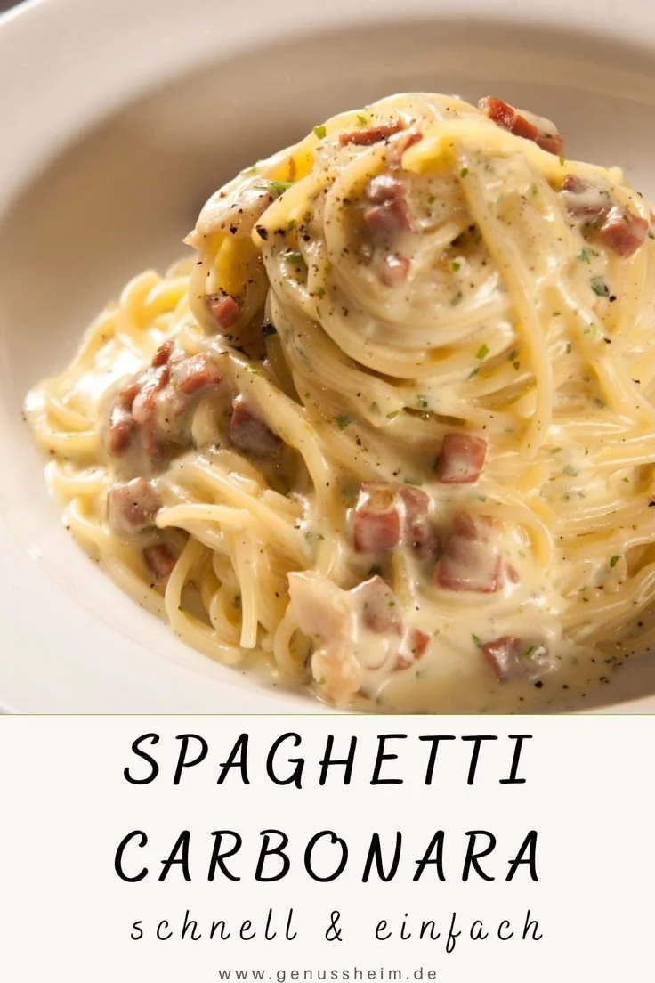 Cremige Spaghetti Carbonara mit Speck und Parmesan serviert