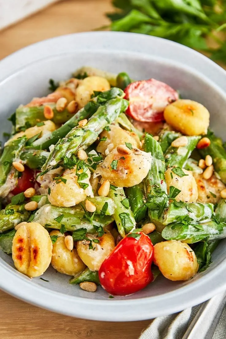 Gnocchi mit grünem Spargel, serviert in einer appetitlichen Sauce