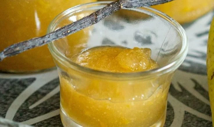 Hausgemachte Thermomix® Birnenmarmelade in einem Glas mit frischen Birnen